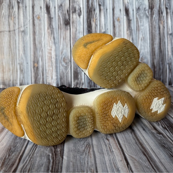 Nike LeBron 15 Black Bright Crimson Basketball Shoes size 4.5Y - Picture 7 of 8